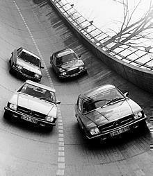 Mercedes-Benz Pkw-Typen auf der Einfahrbahn in Untertürkheim, 1973. In der ersten Reihe: SL-Roadster Typ 450 SL und SLC-Coupé Typ 450 (Baureihe 107). In der zweiten Reihe: S-Klasse-Limousine Typen 450 SE und 450 SEL (Baureihe 116).